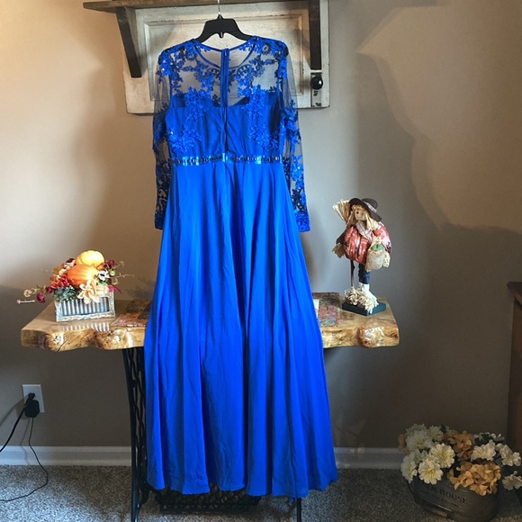 Beautiful Blue Long Dress with Lace and Beading - Picture 4 of 6
